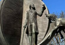 «Пам’ятник хабарю»: як апельсини увійшли в історію Одеси, — ФОТО