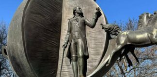 «Пам’ятник хабарю»: як апельсини увійшли в історію Одеси, — ФОТО