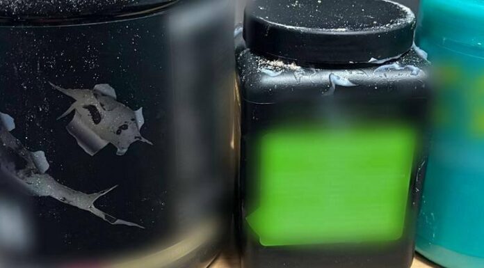 Одеситка перевозила наркотики у банках з-під спортивних добавок, — ФОТО