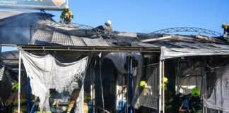 Велика пожежа на «7 кілометрі» під Одесою: вогонь охопив торгові ряди, — ФОТО