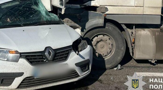 Не пропустив вантажівку: на трасі Одеса – Рені легковик врізався у DAF