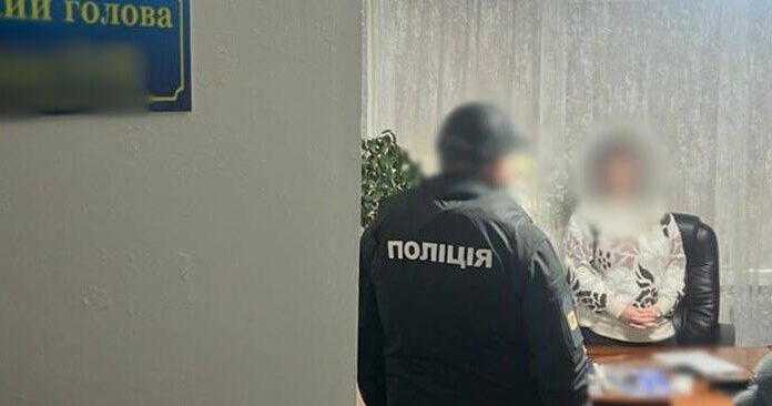 «Допомога» за гроші: на Одещині посадовиця попалася на хабарі