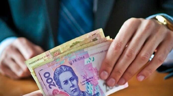 Одесити отримають доплати по 1500 гривень та кешбек за пальне: Зеленський анонсував виплати