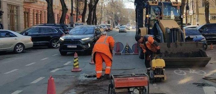 На вулиці Одеси вийшло 350 комунальників для приведення доріг у належний стан, — ФОТО