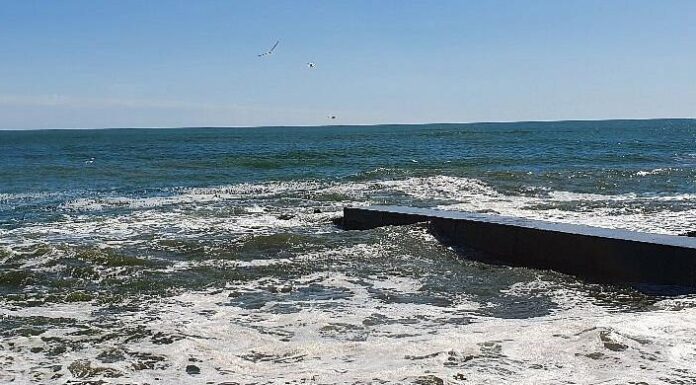 На Ланжероні знову брудне море: у воді знайшли жири та масла