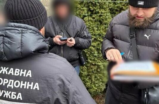 Втеча з Одеси за криптовалюту: правоохоронці викрили водіїв, які везли чоловіків до кордону, — ФОТО