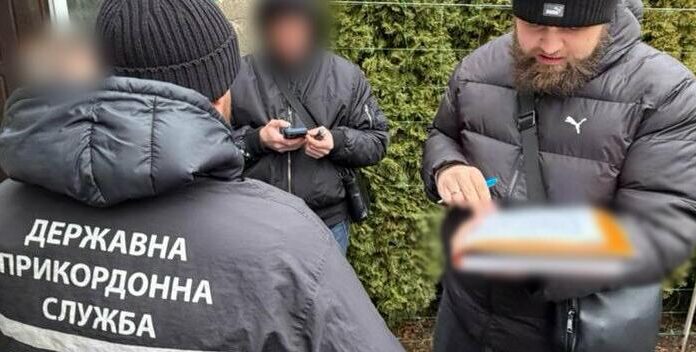 Втеча з Одеси за криптовалюту: правоохоронці викрили водіїв, які везли чоловіків до кордону, — ФОТО