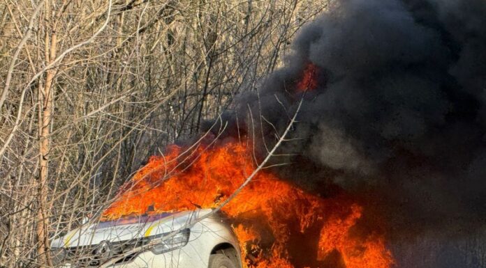 Російський дрон атакував поліцейське авто на Сумщині, без постраждалих