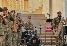 Сюрприз для пасажирів: на вокзалі Одеси виступив військовий оркестр, — ФОТО