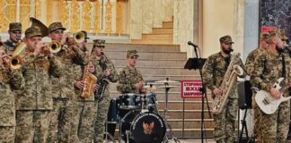 Сюрприз для пасажирів: на вокзалі Одеси виступив військовий оркестр, — ФОТО