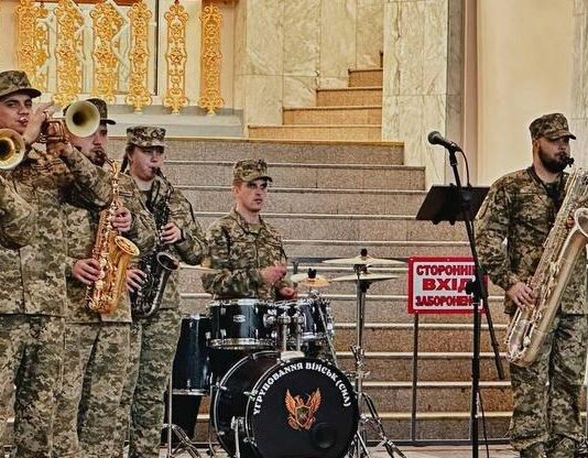 Сюрприз для пасажирів: на вокзалі Одеси виступив військовий оркестр, — ФОТО