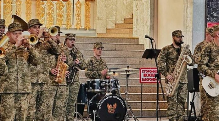 Сюрприз для пасажирів: на вокзалі Одеси виступив військовий оркестр, — ФОТО