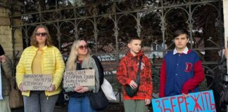 «Не дамо знищити Одесу»: на Французькому бульварі спалахнув мітинг, — ФОТО