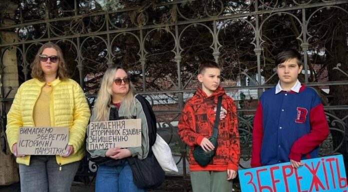 «Не дамо знищити Одесу»: на Французькому бульварі спалахнув мітинг, — ФОТО