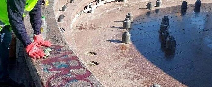 В Одесі вандали спотворили найбільший фонтан міста, — ФОТО