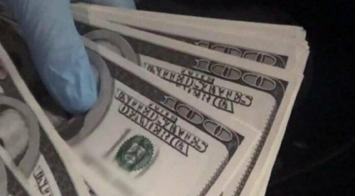 На Одещині затримали іноземців, які продавали фальшиві долари