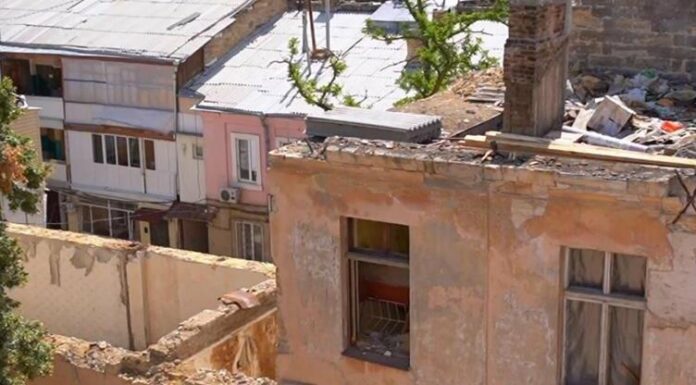 Будинок в Одесі, що часто потерпав від російських атак, відновлюють за завищеними цінами