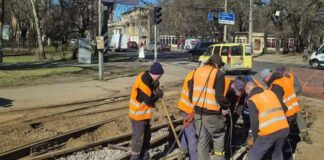 В Одесі комунальники готують трамвайні колії в очікуванні електропостачання, — ФОТО