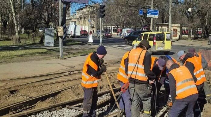 В Одесі комунальники готують трамвайні колії в очікуванні електропостачання, — ФОТО