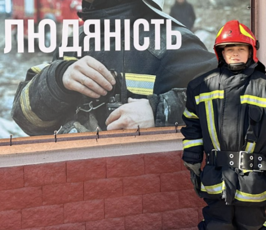 В Одесі на відкритому балконі багатоповерхівки застрягла дитина