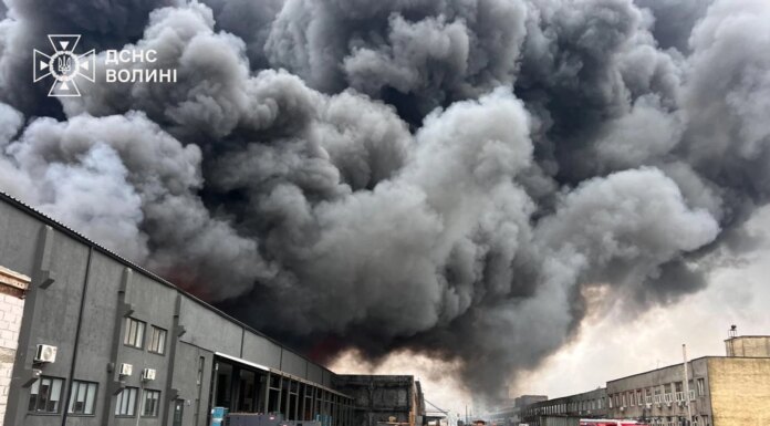 На терминале "Новой почты" пожар охватил 3,6 тыс. кв. м — в ГСЧС показали последствия атаки рф на Луцк