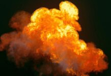 Вражеская атака на Запорожье: взрывной волной повреждены многоэтажка и КП