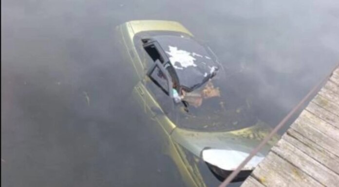 Взрывная волна отбросила автомобиль в реку во время атаки на Запорожье, есть погибший