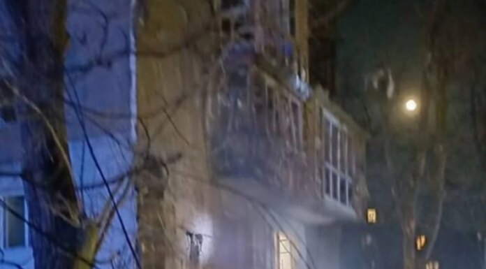 В Одессе после вражеской атаки загорелись автомобили и балкон дома, есть пострадавшие — ОВА