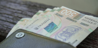 Пенсии, 1500 на карту, зарплаты, доллар и бензин: что ждет украинцев в апреле