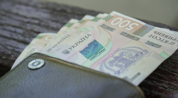 Пенсии, 1500 на карту, зарплаты, доллар и бензин: что ждет украинцев в апреле