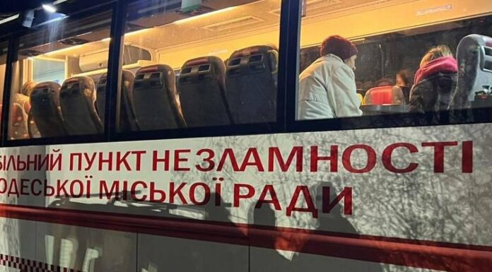 Нічна атака на Одесу: зруйновані балкони, люди в лікарні, — ФОТО