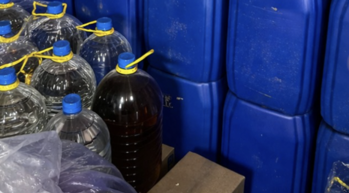 «Алкохаб» в Одесі: правоохоронці вилучили тонни спирту і тисячі пачок сигарет, — ФОТО