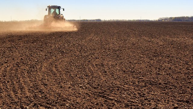 Правительство Украины приняло ряд изменений для фермеров на прифронтовых территориях — премьер-министр