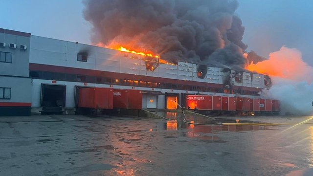 У Луцьку внаслідок атаки пошкоджено термінал «Нової пошти» та продуктовий склад торговельної мережі