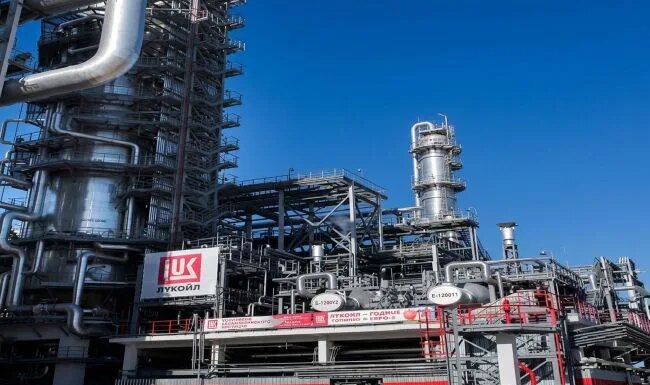 Четвертый по величине НПЗ "лукойла" частично приостановил производство после атаки дрона — СМИ