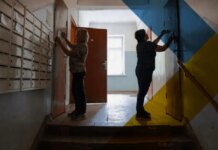 Оккупанты в Мариуполе массово отбирают жилье у местных даже с российскими документами — ЦНС