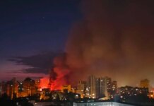 В Киеве продолжается массированная ракетная атака, зафиксированы многочисленные попадания