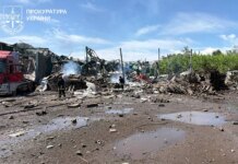 россияне ударили ракетой по предприятию в Дергачах, двое погибших и много раненых