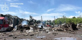 россияне ударили ракетой по предприятию в Дергачах, двое погибших и много раненых
