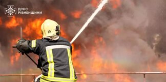 Пожар после атаки рф на предприятие в Ровенской области тушили весь день