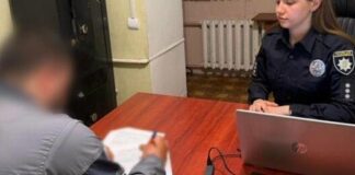 В Одесі чоловік виламав дзеркало поліцейського авто: йому оголосили підозру
