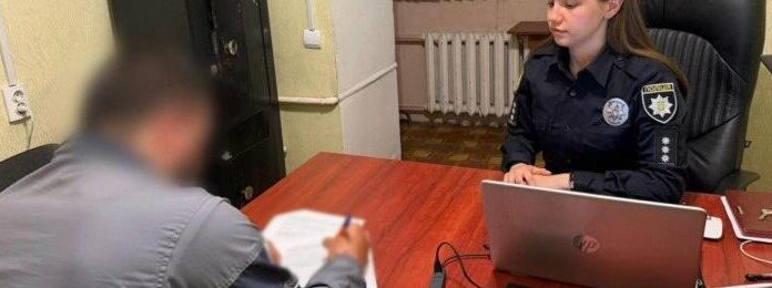 В Одесі чоловік виламав дзеркало поліцейського авто: йому оголосили підозру