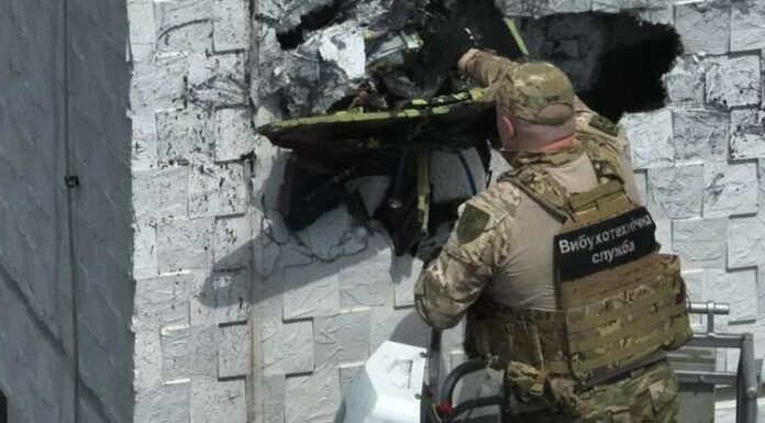В Одесі дрон із 50 кг вибухівки завис у стіні 15 поверху, — ВІДЕО