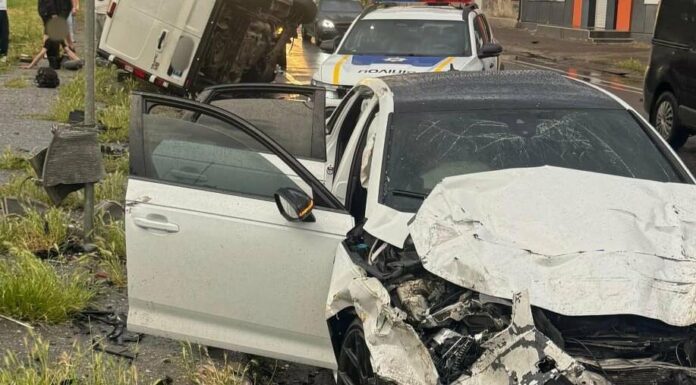 В Одесі перекинулося авто після ДТП: постраждали троє людей