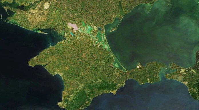 В Крыму сообщают о массированной атаке дронов и взрывах возле военных объектов