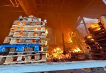 Удар рф по Днепру 3 июня — более 100 спасателей тушат пожар на складах