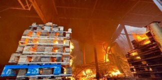 Удар рф по Днепру 3 июня — более 100 спасателей тушат пожар на складах