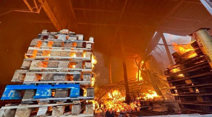 Удар рф по Днепру 3 июня — более 100 спасателей тушат пожар на складах