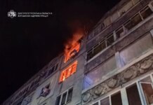 россияне атаковали Павлоград, вспыхнул пожар в многоэтажке