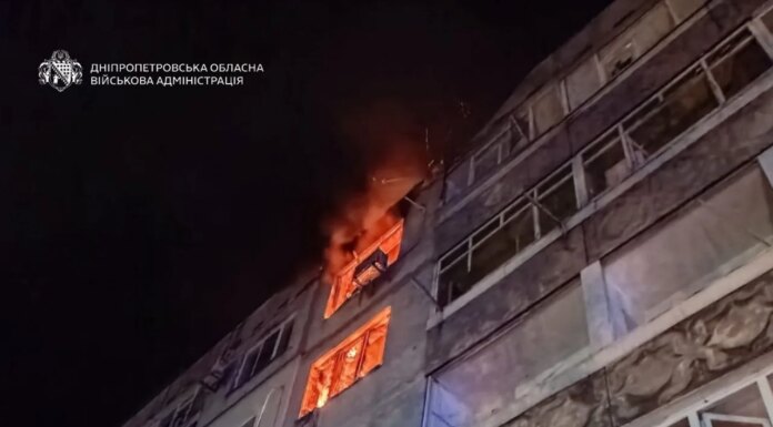 россияне атаковали Павлоград, вспыхнул пожар в многоэтажке